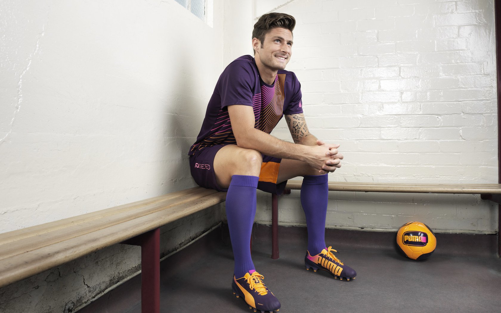 球队革新：某队采用新教练后攻防数据显著改善，新组建的这支足球队训练抓得紧